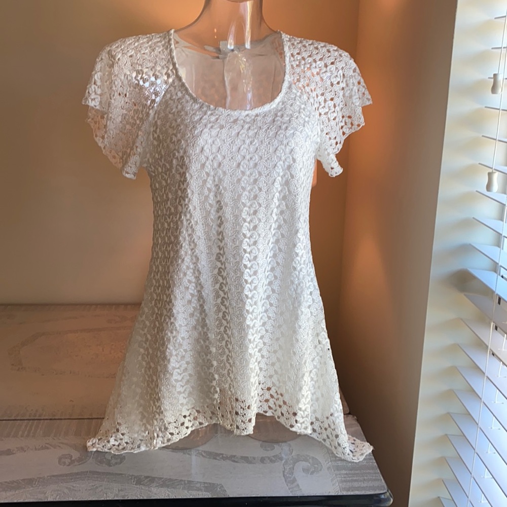 Dress barn fully lined lace shark bite tunic with flutter sleeves and scoop neck